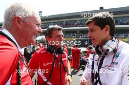 (L to R): John Booth (GBR) Manor Marussia F1 Team Team Principal with Graeme Lowdon (GBR) Manor Marussia F1 Team Chief Executive Officer and Toto Wolff (GER) Mercedes AMG F1 Shareholder and Executive Director on the grid. 01.11.2015. Formula 1 World Championship, Rd 17, Mexican Grand Prix, Mexixo City, Mexico, Race Day.