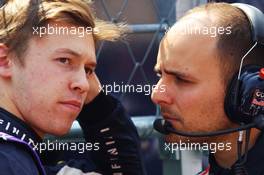 (L to R): Daniil Kvyat (RUS) Red Bull Racing with Gianpiero Lambiase (ITA) Red Bull Racing Engineer on the grid. 01.11.2015. Formula 1 World Championship, Rd 17, Mexican Grand Prix, Mexixo City, Mexico, Race Day.