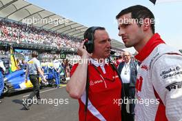 Alexander Rossi (USA) Manor Marussia F1 Team on the grid with Gianluca Pisanello (ITA) Manor Marussia F1 Team Chief Engineer. 01.11.2015. Formula 1 World Championship, Rd 17, Mexican Grand Prix, Mexixo City, Mexico, Race Day.