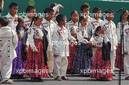 Child singers on the grid. 01.11.2015. Formula 1 World Championship, Rd 17, Mexican Grand Prix, Mexixo City, Mexico, Race Day.