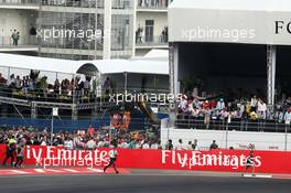 Russell Batchelor (GBR) XPB Images Photographer runs to the podium. 01.11.2015. Formula 1 World Championship, Rd 17, Mexican Grand Prix, Mexixo City, Mexico, Race Day.