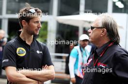 (L to R): Romain Grosjean (FRA) Lotus F1 Team with Gene Haas (USA) Haas Automotion President. 31.10.2015. Formula 1 World Championship, Rd 17, Mexican Grand Prix, Mexixo City, Mexico, Qualifying Day.