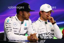 (L to R): Lewis Hamilton (GBR) Mercedes AMG F1 and team mate Nico Rosberg (GER) Mercedes AMG F1 in the post qualifying FIA Press Conference. 31.10.2015. Formula 1 World Championship, Rd 17, Mexican Grand Prix, Mexixo City, Mexico, Qualifying Day.