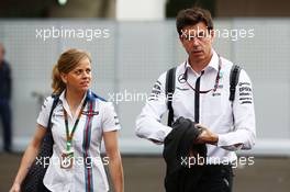 (L to R): Susie Wolff (GBR) Williams Development Driver with her husband Toto Wolff (GER) Mercedes AMG F1 Shareholder and Executive Director. 31.10.2015. Formula 1 World Championship, Rd 17, Mexican Grand Prix, Mexixo City, Mexico, Qualifying Day.