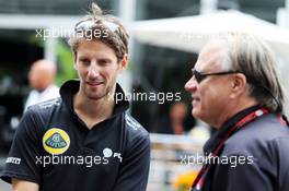 (L to R): Romain Grosjean (FRA) Lotus F1 Team with Gene Haas (USA) Haas Automotion President. 31.10.2015. Formula 1 World Championship, Rd 17, Mexican Grand Prix, Mexixo City, Mexico, Qualifying Day.