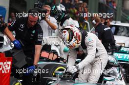 Lewis Hamilton (GBR) Mercedes AMG F1 W06 in qualifying parc ferme. 31.10.2015. Formula 1 World Championship, Rd 17, Mexican Grand Prix, Mexixo City, Mexico, Qualifying Day.