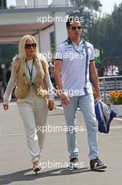 Adrian Sutil (GER) Williams Reserve Driver with his girlfriend Jennifer Becks (GER). 01.11.2015. Formula 1 World Championship, Rd 17, Mexican Grand Prix, Mexixo City, Mexico, Race Day.