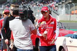 Sebastian Vettel (GER) Ferrari on the drivers parade. 01.11.2015. Formula 1 World Championship, Rd 17, Mexican Grand Prix, Mexixo City, Mexico, Race Day.