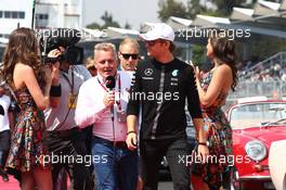Nico Rosberg (GER) Mercedes AMG F1 with Johnny Herbert (GBR) Sky Sports F1 Presenter on the drivers parade. 01.11.2015. Formula 1 World Championship, Rd 17, Mexican Grand Prix, Mexixo City, Mexico, Race Day.