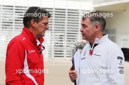 (L to R): Graeme Lowdon (GBR) Manor Marussia F1 Team Chief Executive Officer with Dave Redding (GBR) McLaren Sporting Director. 01.11.2015. Formula 1 World Championship, Rd 17, Mexican Grand Prix, Mexixo City, Mexico, Race Day.