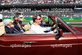 Nigel Mansell (GBR) drives Carlos Slim Domit (MEX) Chairman of America Movil, Alejandro Soberon Kuri (MEX) President CIE Group, Mexico GP Director, and Bernie Ecclestone (GBR) on the drivers parade. 01.11.2015. Formula 1 World Championship, Rd 17, Mexican Grand Prix, Mexixo City, Mexico, Race Day.