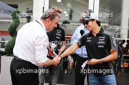 (L to R): Nigel Mansell (GBR) with Sergio Perez (MEX) Sahara Force India F1. 29.10.2015. Formula 1 World Championship, Rd 17, Mexican Grand Prix, Mexixo City, Mexico, Preparation Day.