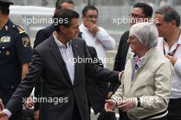 (L to R): Enrique Pena Nieto (MEX) Mexican President with Bernie Ecclestone (GBR). 29.10.2015. Formula 1 World Championship, Rd 17, Mexican Grand Prix, Mexixo City, Mexico, Preparation Day.