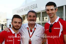 (L to R): Will Stevens (GBR) Manor Marussia F1 Team with Nigel Mansell (GBR) and Alexander Rossi (USA) Manor Marussia F1 Team. 29.10.2015. Formula 1 World Championship, Rd 17, Mexican Grand Prix, Mexixo City, Mexico, Preparation Day.