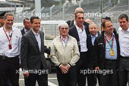 (L to R): Enrique Pena Nieto (MEX) Mexican President with Bernie Ecclestone (GBR); Carlos Slim Domit (MEX) Chairman of America Movil and Jean Todt (FRA) FIA President. 29.10.2015. Formula 1 World Championship, Rd 17, Mexican Grand Prix, Mexixo City, Mexico, Preparation Day.