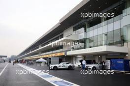 The pits of the Autodromo Hermanos Rodriguez. 28.10.2015. Formula 1 World Championship, Rd 17, Mexican Grand Prix, Mexixo City, Mexico, Preparation Day.