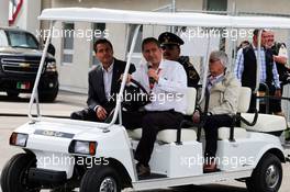 Enrique Pena Nieto (MEX) Mexican President with Bernie Ecclestone (GBR). 29.10.2015. Formula 1 World Championship, Rd 17, Mexican Grand Prix, Mexixo City, Mexico, Preparation Day.
