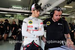 (L to R): Romain Grosjean (FRA) Lotus F1 Team with Julien Simon-Chautemps (FRA) Lotus F1 Team Race Engineer. 27.03.2015. Formula 1 World Championship, Rd 2, Malaysian Grand Prix, Sepang, Malaysia, Friday.