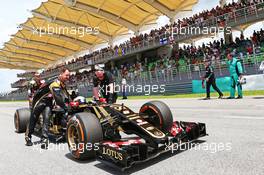 Romain Grosjean (FRA) Lotus F1 E23 on the grid. 29.03.2015. Formula 1 World Championship, Rd 2, Malaysian Grand Prix, Sepang, Malaysia, Sunday.