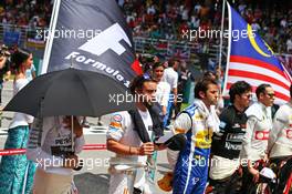 (L to R): Lewis Hamilton (GBR) Mercedes AMG F1 and Fernando Alonso (ESP) McLaren as the grid observes the national anthem. 29.03.2015. Formula 1 World Championship, Rd 2, Malaysian Grand Prix, Sepang, Malaysia, Sunday.