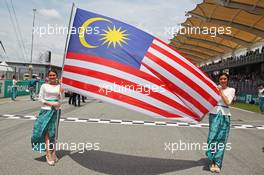 Grid girls with the Malaysian flag. 29.03.2015. Formula 1 World Championship, Rd 2, Malaysian Grand Prix, Sepang, Malaysia, Sunday.