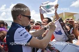 Valtteri Bottas (FIN) Williams signs autographs for the fans. 28.03.2015. Formula 1 World Championship, Rd 2, Malaysian Grand Prix, Sepang, Malaysia, Saturday.