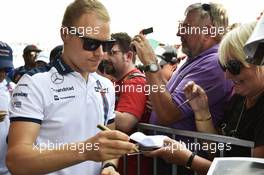 Valtteri Bottas (FIN) Williams signs autographs for the fans. 28.03.2015. Formula 1 World Championship, Rd 2, Malaysian Grand Prix, Sepang, Malaysia, Saturday.