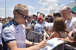 Valtteri Bottas (FIN) Williams signs autographs for the fans. 28.03.2015. Formula 1 World Championship, Rd 2, Malaysian Grand Prix, Sepang, Malaysia, Saturday.