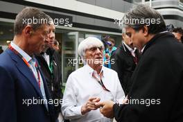 (L to R): Dmitry Kozak (RUS) Russian Deputy Prime Ministerwith Bernie Ecclestone (GBR) and Pasquale Lattuneddu (ITA) of the FOM. 09.10.2015. Formula 1 World Championship, Rd 15, Russian Grand Prix, Sochi Autodrom, Sochi, Russia, Practice Day.