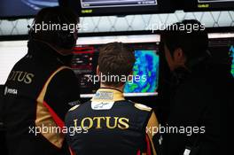Romain Grosjean (FRA) Lotus F1 Team on the pit gantry with Ayao Komatsu (JPN) Lotus F1 Team Race Engineer (Right). 09.10.2015. Formula 1 World Championship, Rd 15, Russian Grand Prix, Sochi Autodrom, Sochi, Russia, Practice Day.