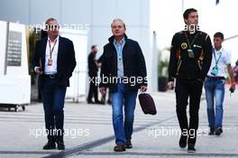 (L to R): Martin Brundle (GBR) Sky Sports Commentator with Jonathan Palmer (GBR) and Jolyon Palmer (GBR) Lotus F1 Team Test and Reserve Driver. 09.10.2015. Formula 1 World Championship, Rd 15, Russian Grand Prix, Sochi Autodrom, Sochi, Russia, Practice Day.