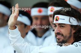 Fernando Alonso (ESP) McLaren celebrates his 250th GP. 09.10.2015. Formula 1 World Championship, Rd 15, Russian Grand Prix, Sochi Autodrom, Sochi, Russia, Practice Day.