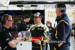 (L to R): Mark Slade (GBR) Lotus F1 Team Race Engineer with Pastor Maldonado (VEN) Lotus F1 Team and Federico Gastaldi (ARG) Lotus F1 Team Deputy Team Principal. 09.10.2015. Formula 1 World Championship, Rd 15, Russian Grand Prix, Sochi Autodrom, Sochi, Russia, Practice Day.