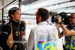 Jolyon Palmer (GBR) Lotus F1 Team Test and Reserve Driver with Frank Montangy (FRA) Canal+ TV Presenter. 09.10.2015. Formula 1 World Championship, Rd 15, Russian Grand Prix, Sochi Autodrom, Sochi, Russia, Practice Day.