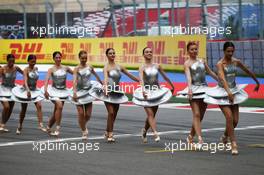 Pre race dancers on the grid. 11.10.2015. Formula 1 World Championship, Rd 15, Russian Grand Prix, Sochi Autodrom, Sochi, Russia, Race Day.