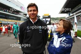 (L to R): Toto Wolff (GER) Mercedes AMG F1 Shareholder and Executive Director with Claire Williams (GBR) Williams Deputy Team Principal on the grid. 11.10.2015. Formula 1 World Championship, Rd 15, Russian Grand Prix, Sochi Autodrom, Sochi, Russia, Race Day.