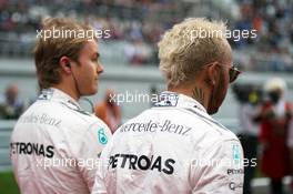 (L to R): Nico Rosberg (GER) Mercedes AMG F1 and team mate Lewis Hamilton (GBR) Mercedes AMG F1 on the grid. 11.10.2015. Formula 1 World Championship, Rd 15, Russian Grand Prix, Sochi Autodrom, Sochi, Russia, Race Day.