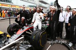 Fernando Alonso (ESP) McLaren MP4-30 celebrates his 250th GP on the grid. 11.10.2015. Formula 1 World Championship, Rd 15, Russian Grand Prix, Sochi Autodrom, Sochi, Russia, Race Day.