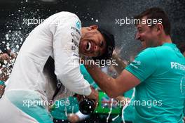 Race winner Lewis Hamilton (GBR) Mercedes AMG F1 celebrates with the team. 11.10.2015. Formula 1 World Championship, Rd 15, Russian Grand Prix, Sochi Autodrom, Sochi, Russia, Race Day.