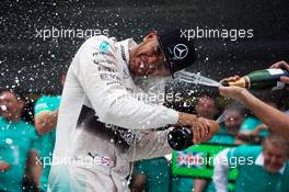 Race winner Lewis Hamilton (GBR) Mercedes AMG F1 celebrates with the team. 11.10.2015. Formula 1 World Championship, Rd 15, Russian Grand Prix, Sochi Autodrom, Sochi, Russia, Race Day.