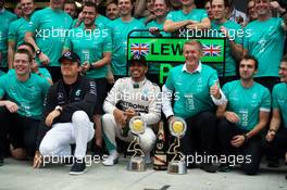 Race winner Lewis Hamilton (GBR) Mercedes AMG F1 celebrates with team mate Nico Rosberg (GER) Mercedes AMG F1 and the team. 11.10.2015. Formula 1 World Championship, Rd 15, Russian Grand Prix, Sochi Autodrom, Sochi, Russia, Race Day.