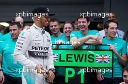 Race winner Lewis Hamilton (GBR) Mercedes AMG F1 celebrates with the team. 11.10.2015. Formula 1 World Championship, Rd 15, Russian Grand Prix, Sochi Autodrom, Sochi, Russia, Race Day.