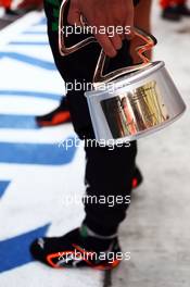 Sergio Perez (MEX) Sahara Force India F1 celebrates his third position with the team. 11.10.2015. Formula 1 World Championship, Rd 15, Russian Grand Prix, Sochi Autodrom, Sochi, Russia, Race Day.