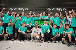 Race winner Lewis Hamilton (GBR) Mercedes AMG F1 celebrates with the team. 11.10.2015. Formula 1 World Championship, Rd 15, Russian Grand Prix, Sochi Autodrom, Sochi, Russia, Race Day.