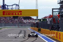 Race winner Lewis Hamilton (GBR) Mercedes AMG F1 W06 takes the chequered flag at the end of the race. 11.10.2015. Formula 1 World Championship, Rd 15, Russian Grand Prix, Sochi Autodrom, Sochi, Russia, Race Day.