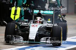 Lewis Hamilton (GBR) Mercedes AMG F1 W06 makes a pit stop. 11.10.2015. Formula 1 World Championship, Rd 15, Russian Grand Prix, Sochi Autodrom, Sochi, Russia, Race Day.