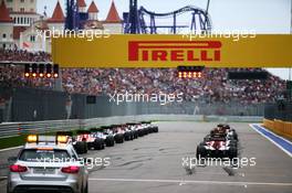The start of the race. 11.10.2015. Formula 1 World Championship, Rd 15, Russian Grand Prix, Sochi Autodrom, Sochi, Russia, Race Day.