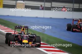 Daniil Kvyat (RUS) Red Bull Racing RB11 as team mate Daniel Ricciardo (AUS) Red Bull Racing RB11 runs wide. 11.10.2015. Formula 1 World Championship, Rd 15, Russian Grand Prix, Sochi Autodrom, Sochi, Russia, Race Day.