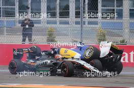 Nico Hulkenberg (GER) Sahara Force India F1 VJM08 and Marcus Ericsson (SWE) Sauber C34 crash at the start of the race. 11.10.2015. Formula 1 World Championship, Rd 15, Russian Grand Prix, Sochi Autodrom, Sochi, Russia, Race Day.