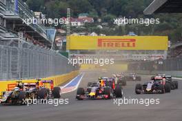 Daniil Kvyat (RUS) Red Bull Racing RB11 at the start of the race. 11.10.2015. Formula 1 World Championship, Rd 15, Russian Grand Prix, Sochi Autodrom, Sochi, Russia, Race Day.